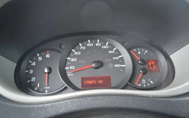 RENAULT Master  WEBASTO Winda Izoterma 170km Poduszki Grzany Kontener 