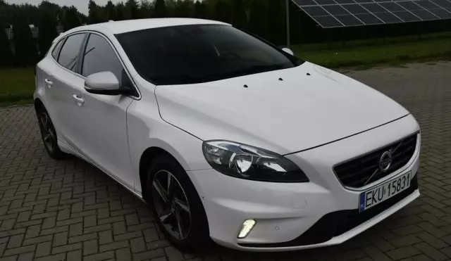 VOLVO V40 