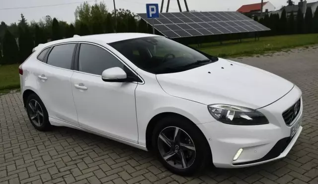 VOLVO V40 