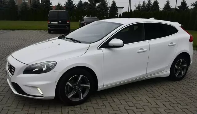 VOLVO V40 