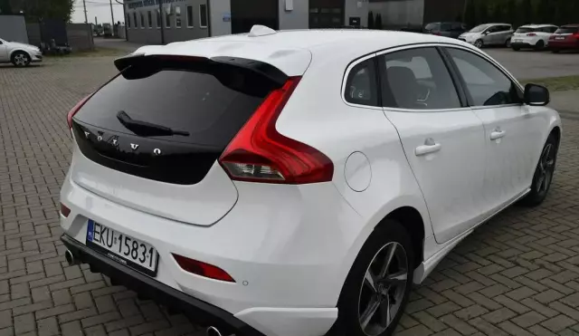 VOLVO V40 