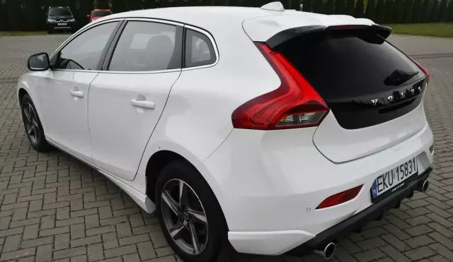 VOLVO V40 