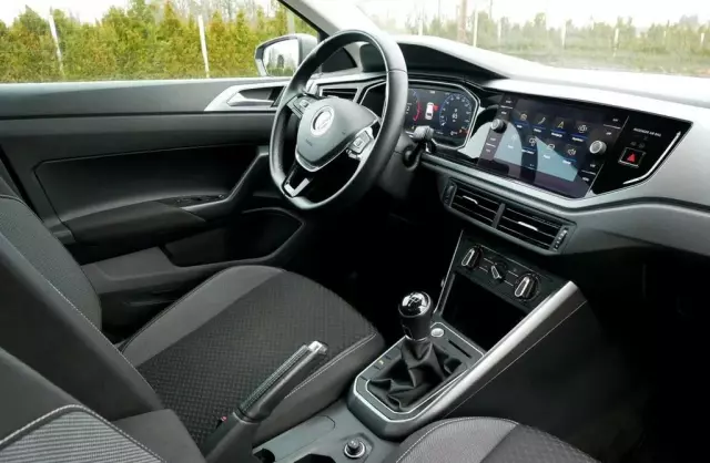 VOLKSWAGEN Polo 