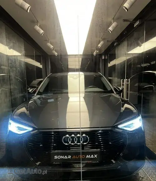 AUDI E-tron 