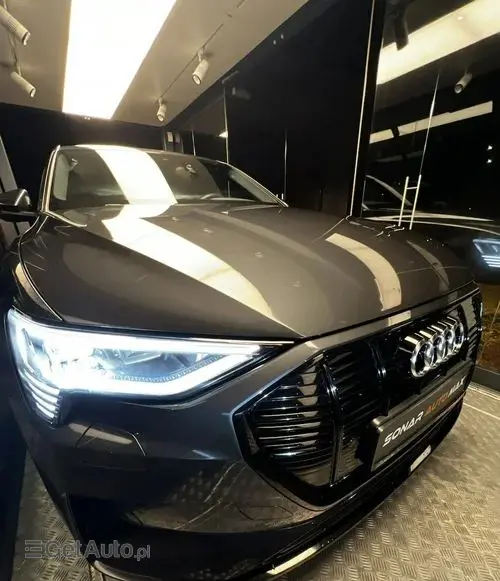 AUDI E-tron 