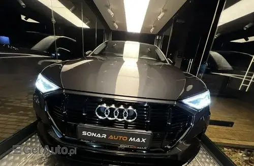 AUDI E-tron 