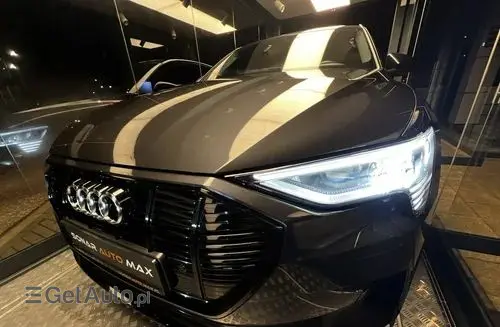 AUDI E-tron 