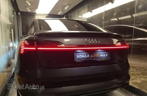 AUDI E-tron 