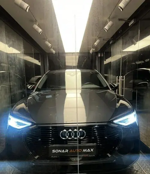 AUDI E-tron 