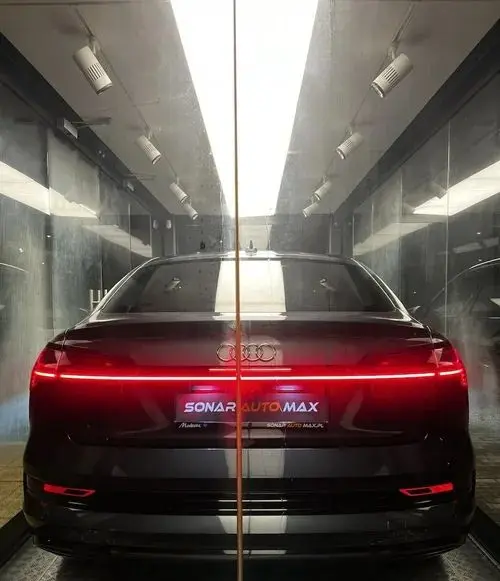 AUDI E-tron 