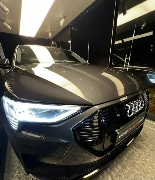 AUDI E-tron 