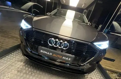 AUDI E-tron 