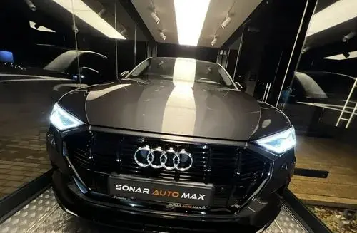AUDI E-tron 