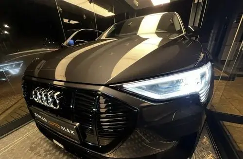 AUDI E-tron 