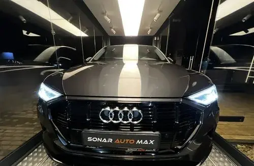 AUDI E-tron 