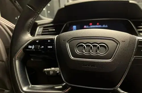 AUDI E-tron 