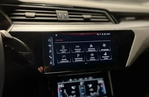 AUDI E-tron 