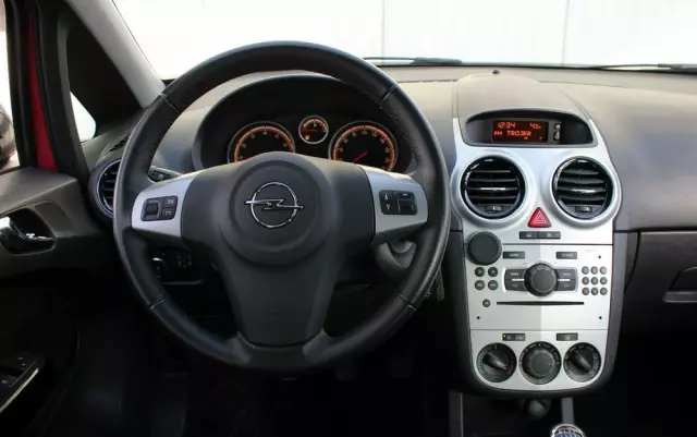 OPEL Corsa 1.4 16V Color Edition