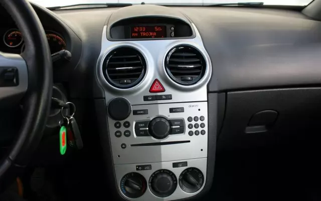 OPEL Corsa 1.4 16V Color Edition