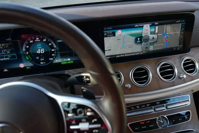 MERCEDES-BENZ Klasa E 300 de AMG