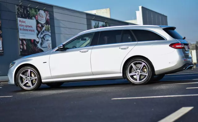 MERCEDES-BENZ Klasa E 300 de AMG