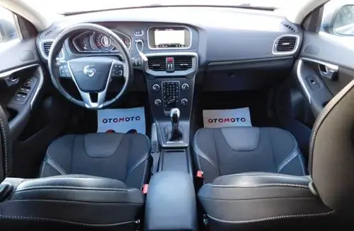 VOLVO V40 