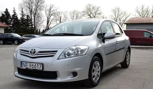 TOYOTA Auris 
