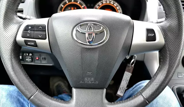 TOYOTA Auris 