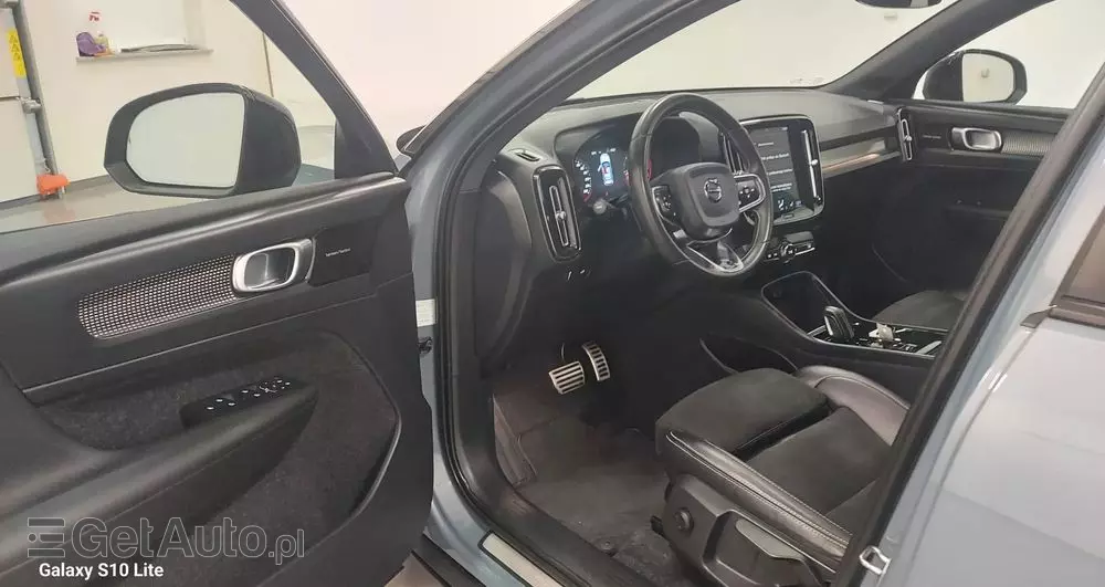 VOLVO XC 40 D3 R-Design