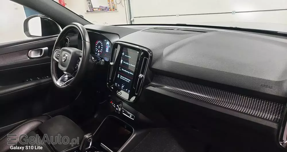 VOLVO XC 40 D3 R-Design