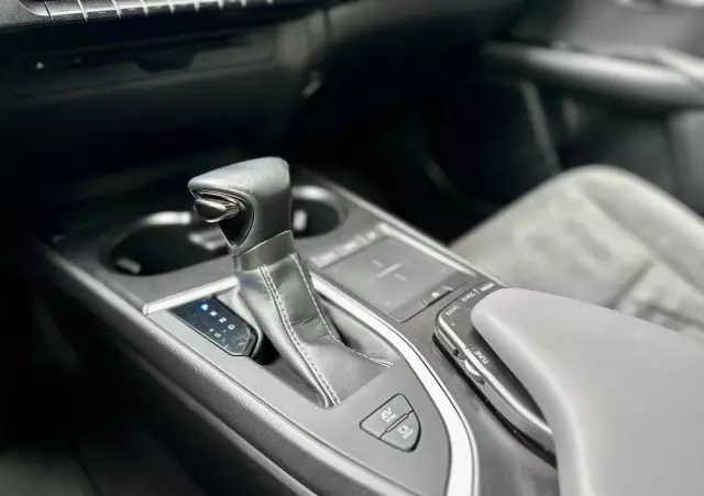 LEXUS UX 250h Business Edition