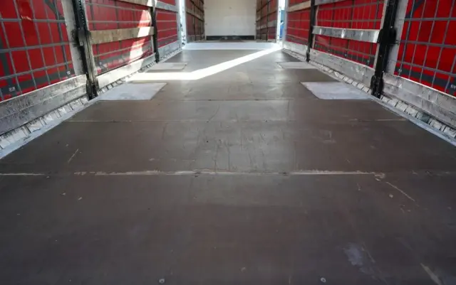 VOLVO FH 460 / ZESTAW TANDEM / 120 M3 / PRZEJAZDOWY / I-SAVE / KLIMA POSTOJOWA / OŚ PODNOSZONA SKRĘTNA / WIELTON / PLANDEKA ZBROJONA 