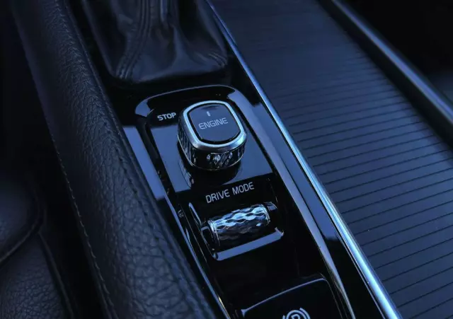 VOLVO V90 D4 Momentum Pro