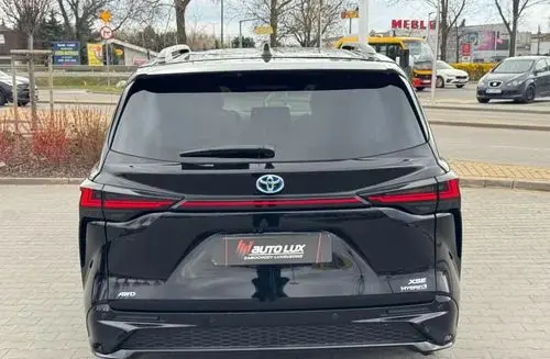 TOYOTA Sienna 