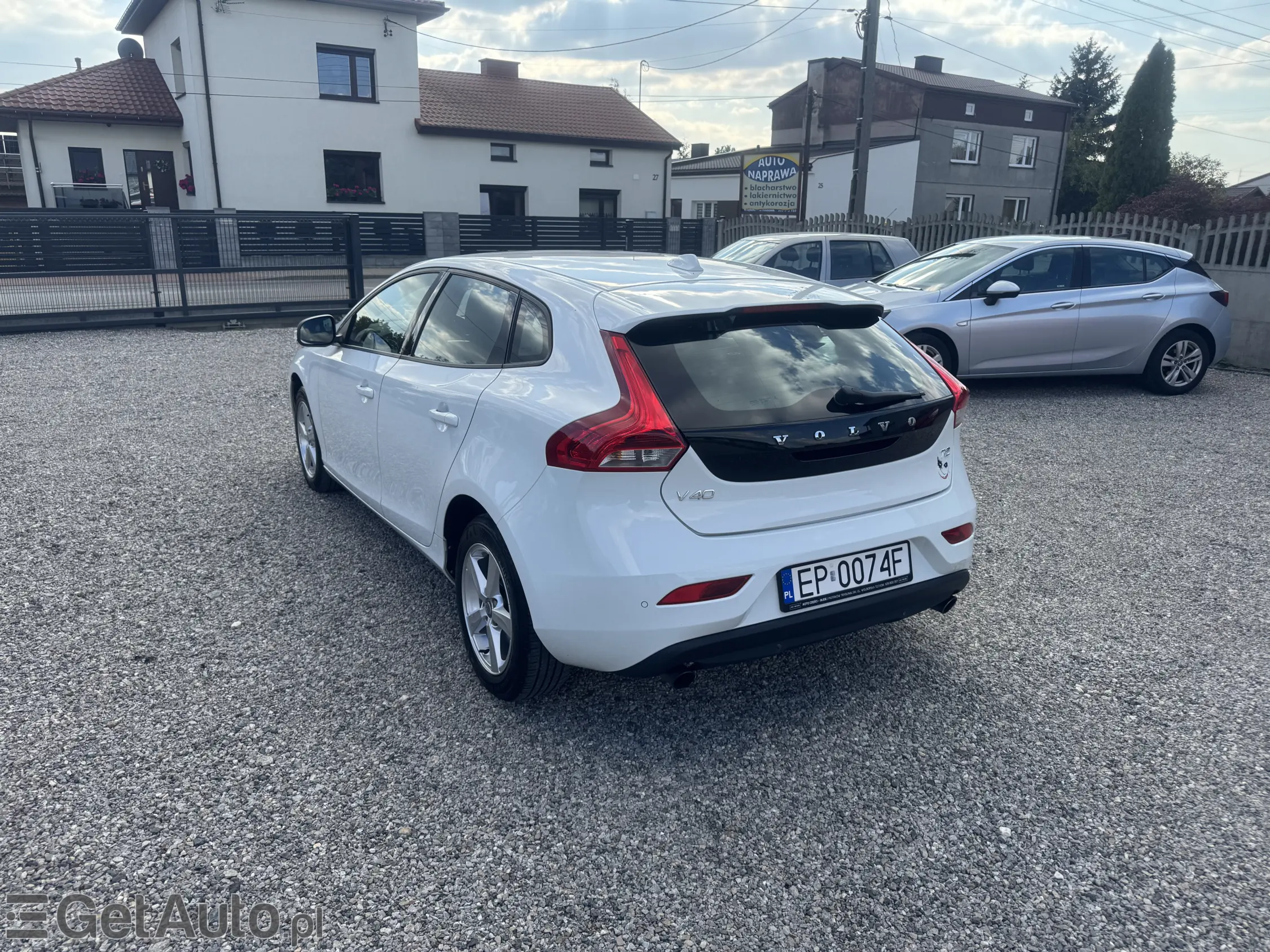 VOLVO V40 