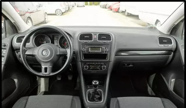VOLKSWAGEN Golf 