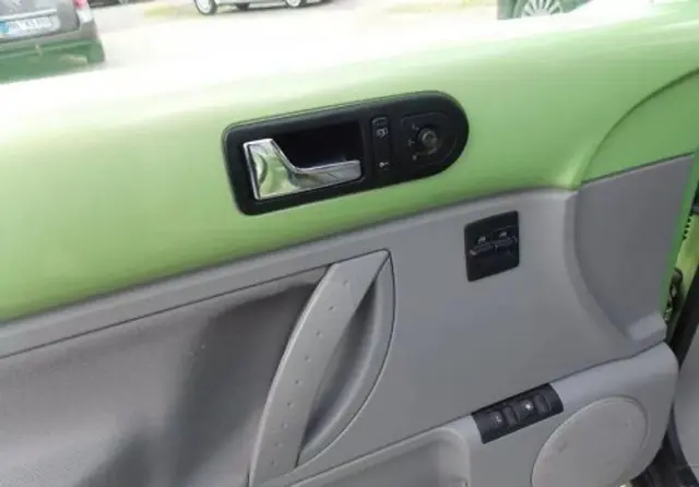 VOLKSWAGEN New Beetle 