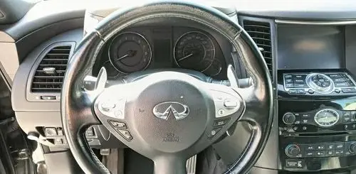 INFINITI QX70 