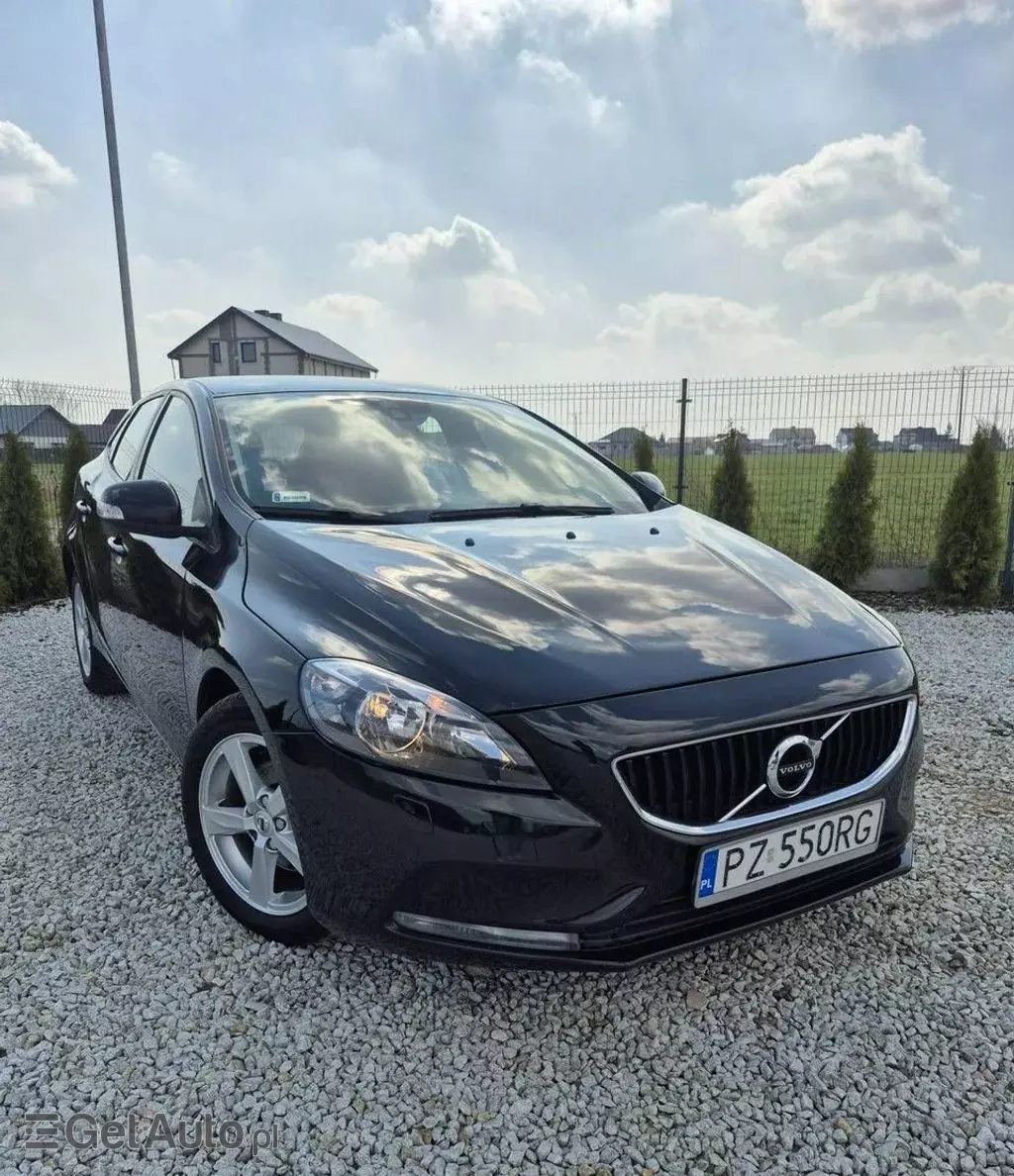 VOLVO V40 