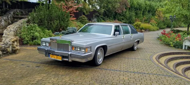 CADILLAC Brougham 