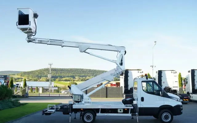 IVECO DAILY 35-120 / ZWYŻKA / PODNOŚNIK KOSZOWY  20 METRÓW / 4 PODPORY / MANUAL / 2017 
