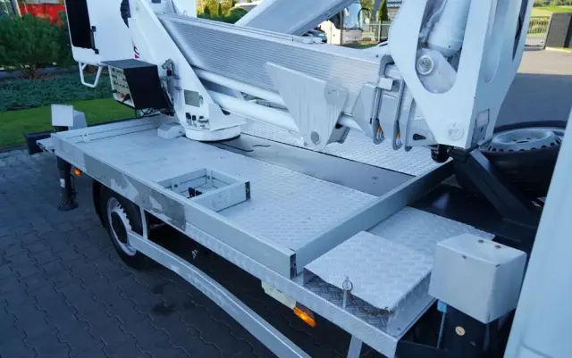 IVECO DAILY 35-120 / ZWYŻKA / PODNOŚNIK KOSZOWY  20 METRÓW / 4 PODPORY / MANUAL / 2017 