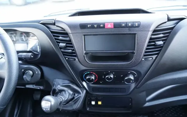 IVECO DAILY 35-120 / ZWYŻKA / PODNOŚNIK KOSZOWY  20 METRÓW / 4 PODPORY / MANUAL / 2017 