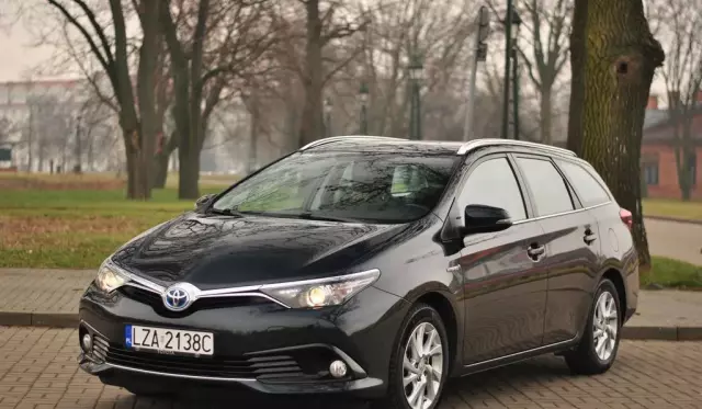 TOYOTA Auris 