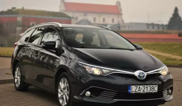 TOYOTA Auris 