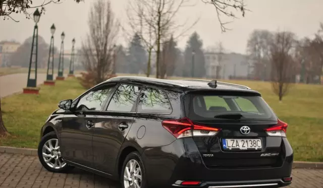 TOYOTA Auris 
