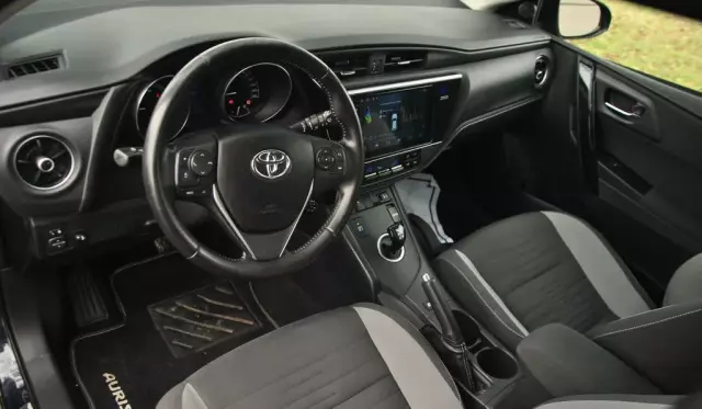 TOYOTA Auris 