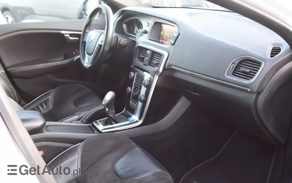 VOLVO V40 D2 R-Design