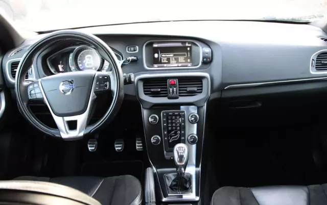 VOLVO V40 D2 R-Design