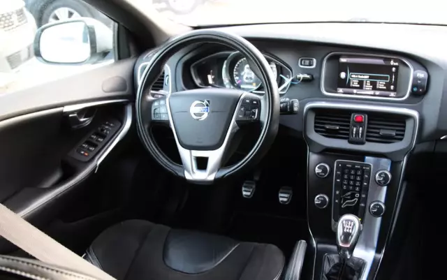 VOLVO V40 D2 R-Design